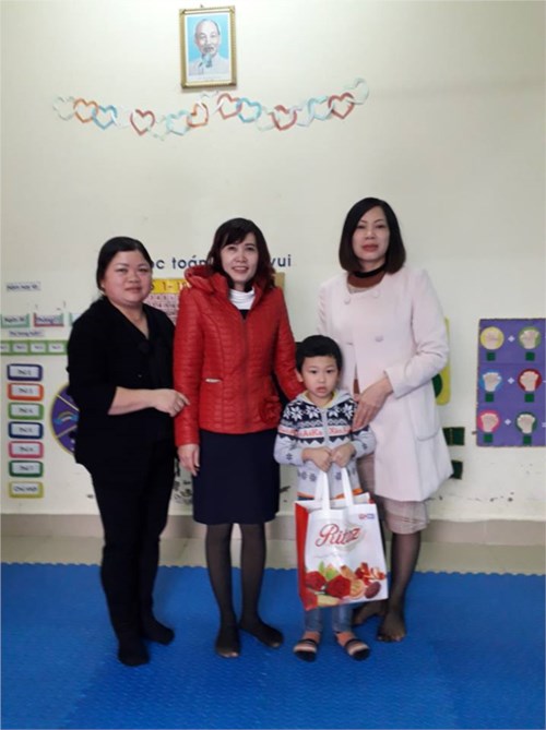  Trường mầm non Long Biên tặng quà cho học sinh có hoàn cảnh khó khăn nhân dịp Xuân Kỷ Hợi 2019.